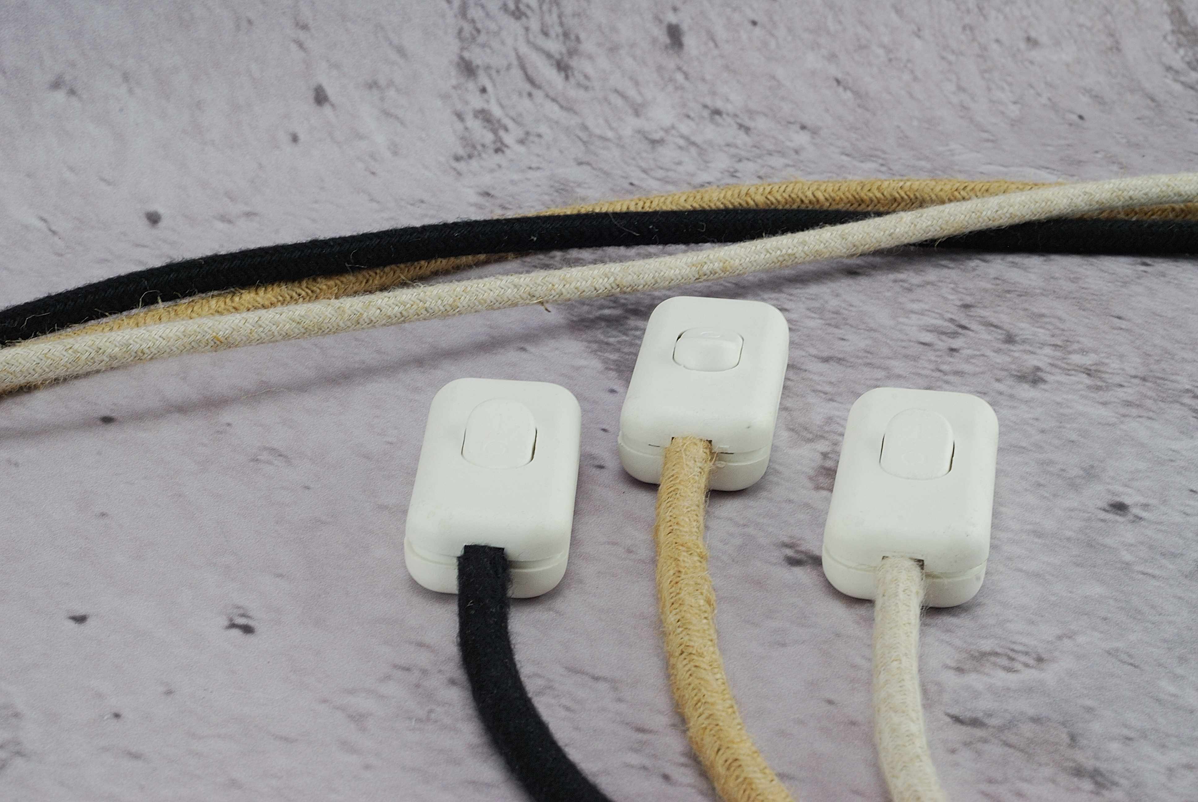 biały wyłącznik na kabel